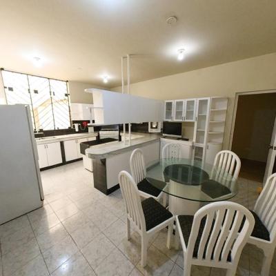 ALQUILER DE CASA EN CALLE LOS SAUCES, URB. SANTA VICTORIA